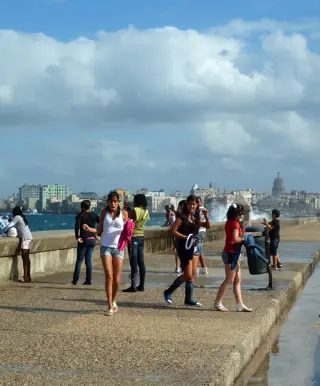 Spüre den Puls Kubas auf dem Malecon in Havanna